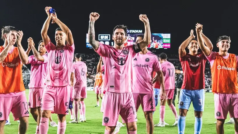Lionel Messi y Luis Suárez debutan con victoria en el futbol uruguayo