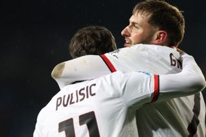 ¡Obligados! Santi Giménez y Christian Pulisic solo podrán hablar italiano con el Milan