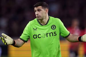 Dibu Martínez es el gran perdedor del mercado de transferencias 2025