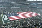 Trabajador quedó atrapado en la bandera de Estados Unidos previo al Jets vs Steelers