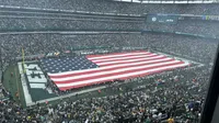 Trabajador quedó atrapado en la bandera de Estados Unidos previo al Jets vs Steelers