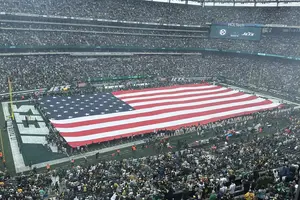 Trabajador quedó atrapado en la bandera de Estados Unidos previo al Jets vs Steelers
