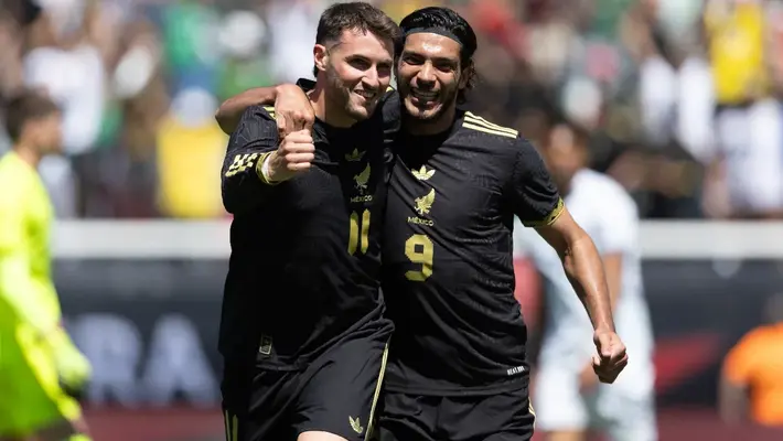Exdelantero de Real Madrid defiende a Raúl Jiménez y Santiago Giménez por su falta de goles