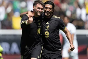 Exdelantero de Real Madrid defiende a Raúl Jiménez y Santiago Giménez por su falta de goles