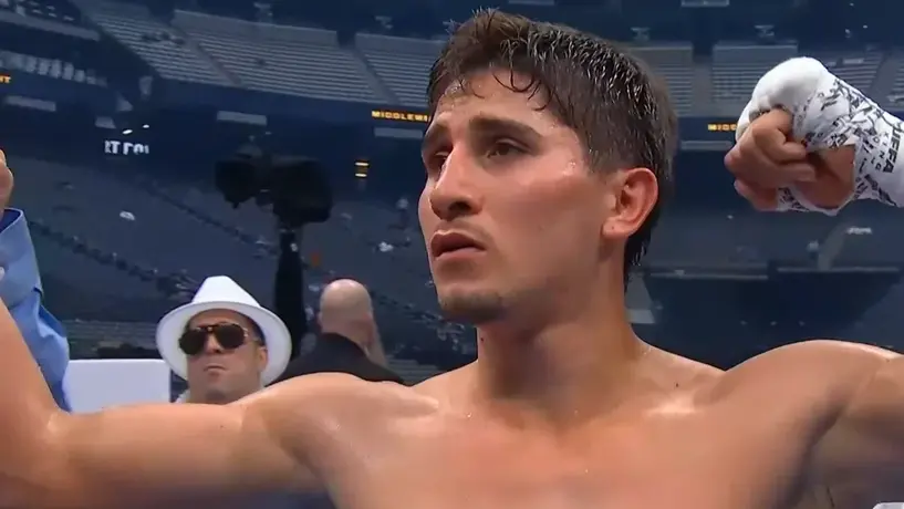 Marco Verde vence por nocaut técnico a Sona Akale en Las Vegas con polémica incluida