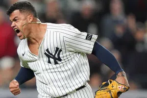 Yankees obligan un tercer juego ante Boston gracias a las piernas y guante de Chisholm