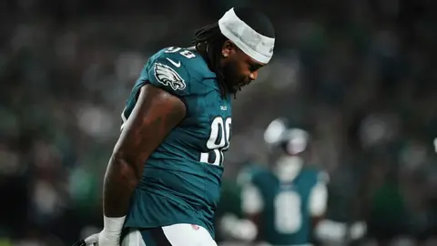 Jalen Carter de los Eagles se disculpa tras ser expulsado por escupirle a Dak Prescott