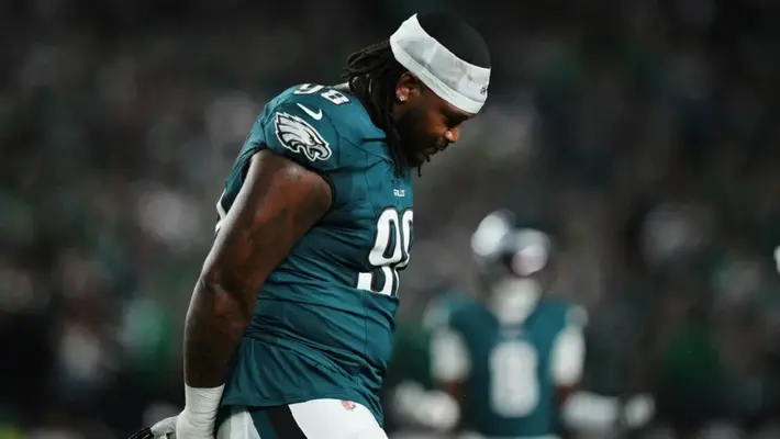 Jalen Carter de los Eagles se disculpa tras ser expulsado por escupirle a Dak Prescott