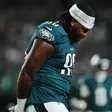Jalen Carter de los Eagles se disculpa tras ser expulsado por escupirle a Dak Prescott