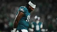 Jalen Carter de los Eagles se disculpa tras ser expulsado por escupirle a Dak Prescott