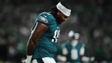 Jalen Carter de los Eagles se disculpa tras ser expulsado por escupirle a Dak Prescott