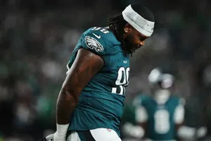 Jalen Carter de los Eagles se disculpa tras ser expulsado por escupirle a Dak Prescott