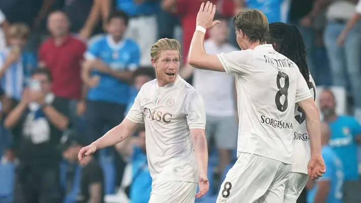 Napoli defiende su corona de Serie A con cómoda victoria ante Sassuolo; De Bruyne debutó con gol