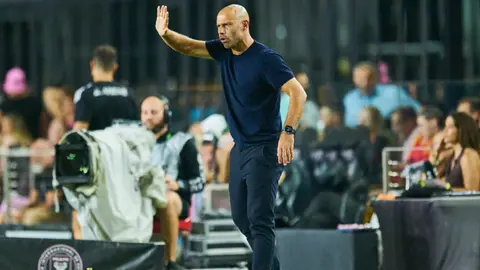 ¿Es ilegal? Mascherano habla por celular tras expulsión y el reglamento lo condena