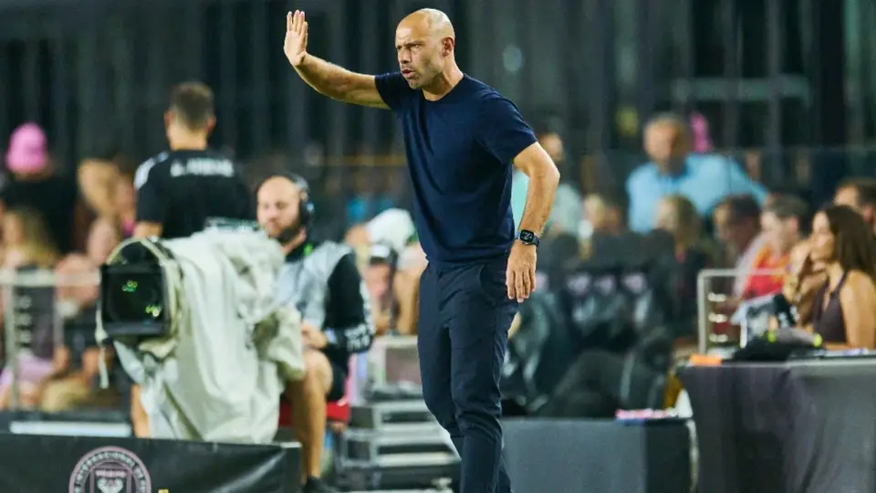 ¿Es ilegal? Mascherano habla por celular tras expulsión y el reglamento lo condena
