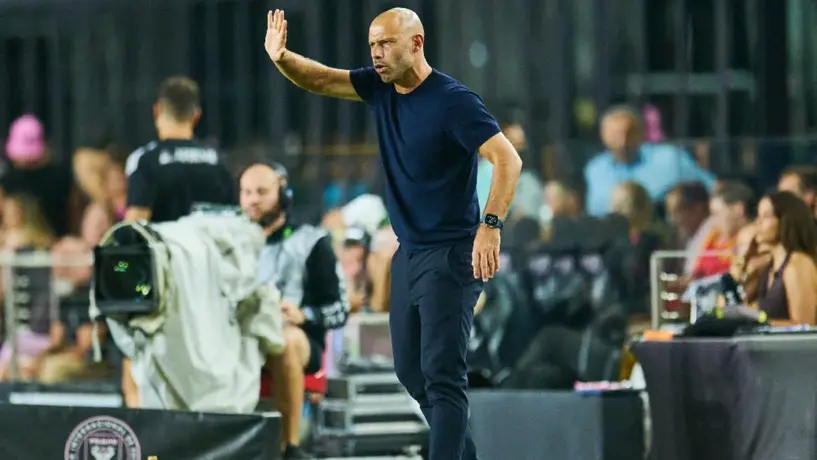 ¿Es ilegal? Mascherano habla por celular tras expulsión y el reglamento lo condena