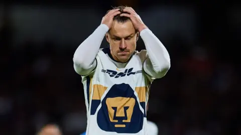 Aaron Ramsey no podrá estar disponible para el duelo entre Pumas y Chivas