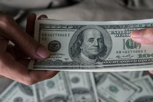 ¿Cambiarás dólares? El peso cierra fuerte este jueves 28 de agosto