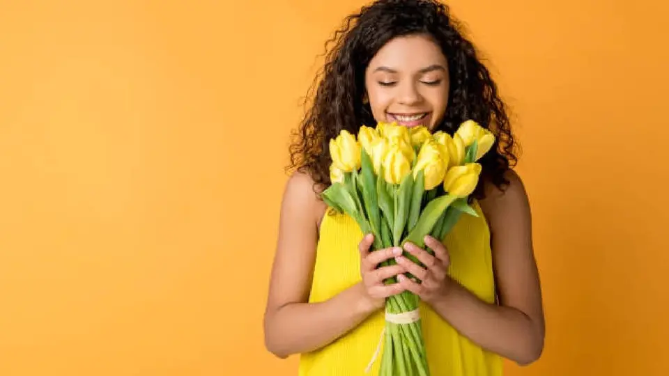 ¿Por qué regalan flores amarillas el 21 de septiembre? Origen y significado de esta tradición viral