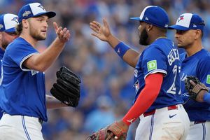 El novato Trey Yesavage establece nuevo récord de postemporada con 11 ponches en cinco entradas