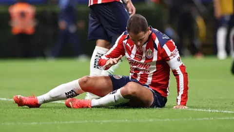 ¡No eres defensa! La increíble falla de Chicharito Hernández en la derrota de Chivas