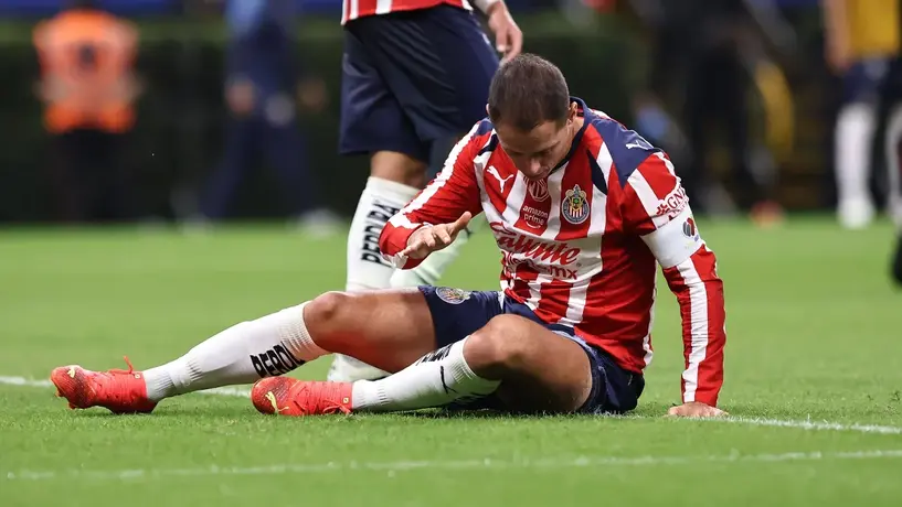 ¡No eres defensa! La increíble falla de Chicharito Hernández en la derrota de Chivas