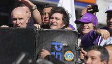 Arrojan piedras a Milei durante una caravana de campaña para las elecciones en Buenos Aires