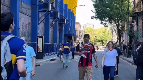 Hincha de River llevó flores a Miguel Ángel Russo