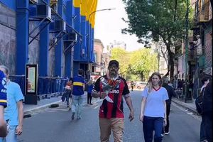 Hincha de River llevó flores a Miguel Ángel Russo