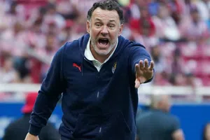 "Milito, con las horas contadas": Conductor de ESPN lanza dura crítica al DT de Chivas