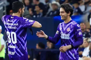 ¡El legado continúa! Jesús Corona deja los guantes a su hijo de 15 años en el marco de su retiro