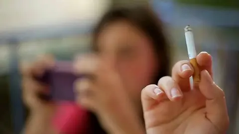 Anuncian multa para padres que permitan fumar a sus hijos: ¿De cuánto es?
