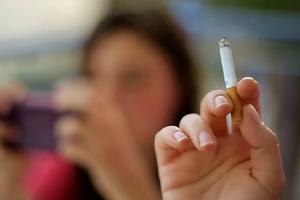Anuncian multa para padres que permitan fumar a sus hijos: ¿De cuánto es?