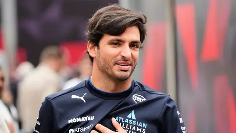 ¿Qué pasó, Carlos? Sainz se confunde de boxes en PL1 del Gran Premio de Azerbaiyán