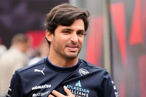 ¿Qué pasó, Carlos? Sainz se confunde de boxes en PL1 del Gran Premio de Azerbaiyán