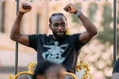 Momento de tensión: Policía apunta con armas a Terence Crawford después de su desfile de campeón