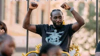 Momento de tensión: Policía apunta con armas a Terence Crawford después de su desfile de campeón