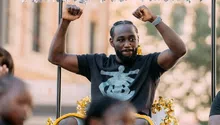 Momento de tensión: Policía apunta con armas a Terence Crawford después de su desfile de campeón