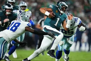 Eagles vencieron a los Cowboys en el Kickoff, gracias a los acarreos de Jalen Hurts