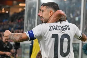 ¡En zona de descenso! Lazio golea al Genoa de Johan Vásquez