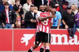 ¡Gigante moribundo! Brentford da la campanada y derrota a Manchester United