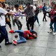 Pelea en el Zócalo antes del Grito de Independencia: ambulantes vs trabajadores del gobierno