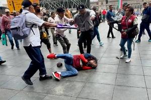 Pelea en el Zócalo antes del Grito de Independencia: ambulantes vs trabajadores del gobierno