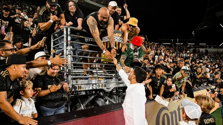 ¿Sin humildad? Así reaccionó Carlos Vela al tatuaje que un aficionado de LAFC se hizo de él