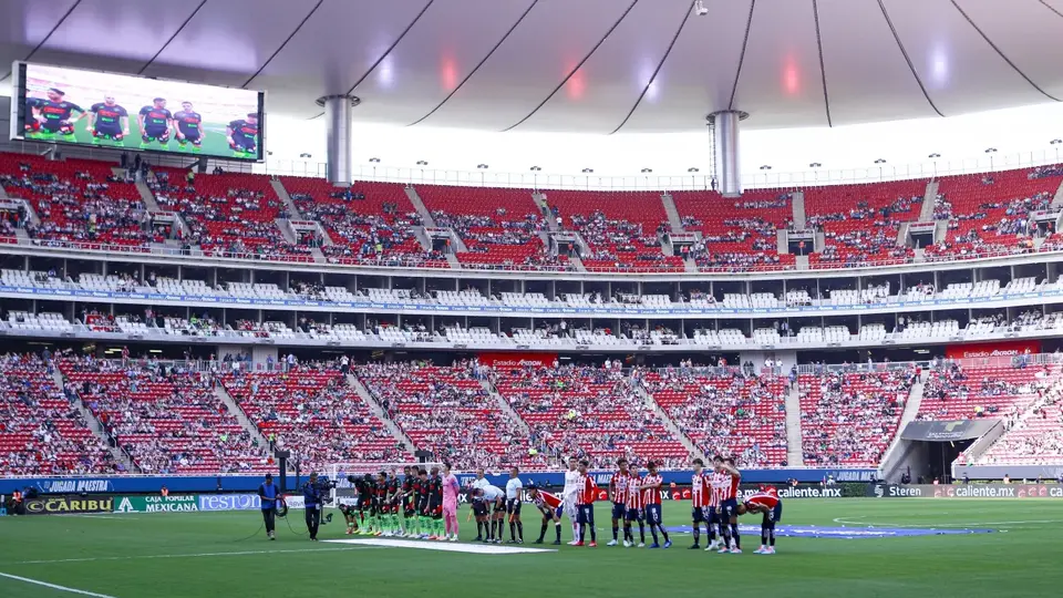Federación Mexicana de Futbol investigará al Estadio Akron y al Universitario por violencia en tribunas