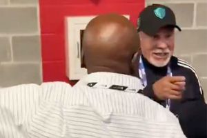 Miembro del cuerpo técnico del Sounders bromea sobre el escupitajo de Suárez: "Esperaba la mordida"