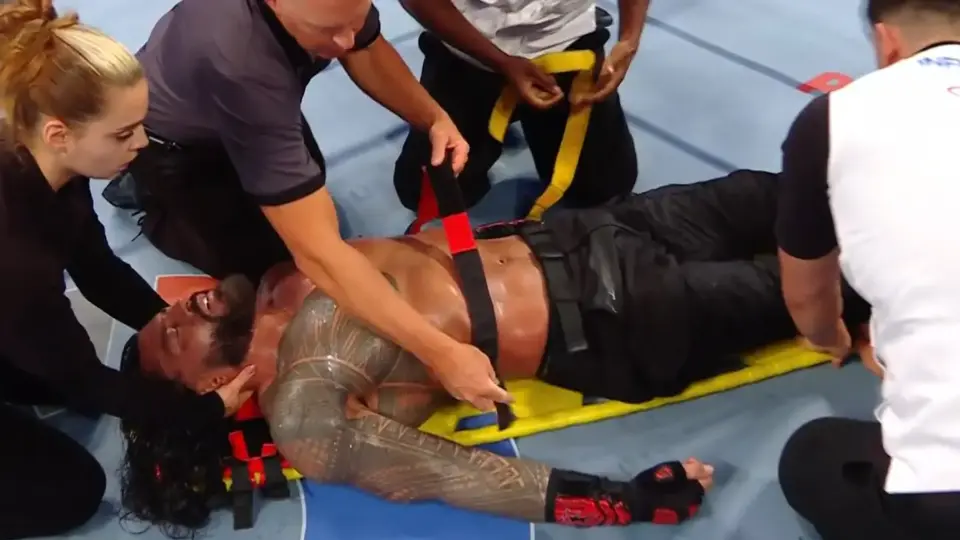 Clash in Paris: Roman Reigns recibe paliza por parte de Bron Breakker y Bronson Reed