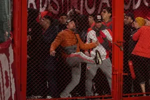 Periodista argentino compara violencia en el futbol mexicano y argentino: "Nos duele"