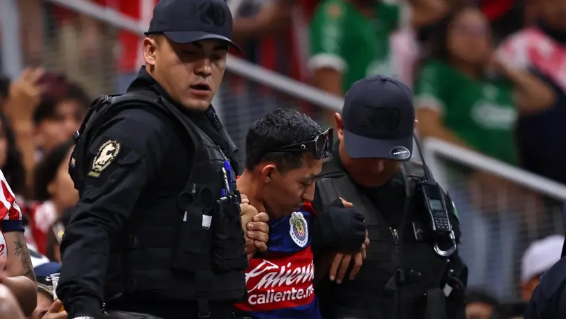 ¡Más violencia! Denuncian a la afición de Chivas por golpear y mandar al hospital a seguidor de Cruz Azul