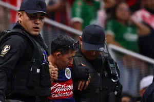 ¡Más violencia! Denuncian a la afición de Chivas por golpear y mandar al hospital a seguidor de Cruz Azul